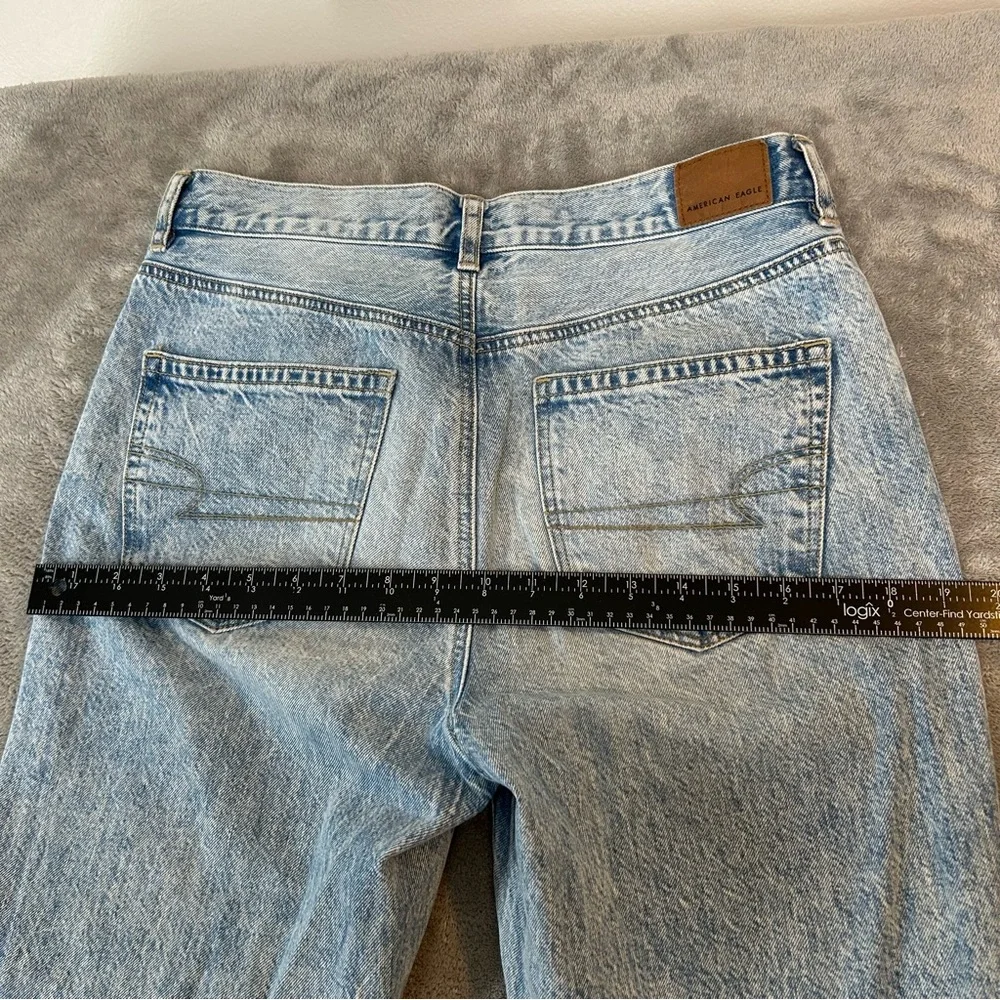American Eagle Women's Jeans Light Wash‎ Mom Jean Distressed Color Blue Size 6 - Picture 14 of 16